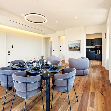 Апартаменти Modern Penthouse With Private Panoramic Terrace Сієна