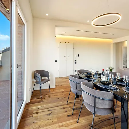 Апартаменти Modern Penthouse With Private Panoramic Terrace